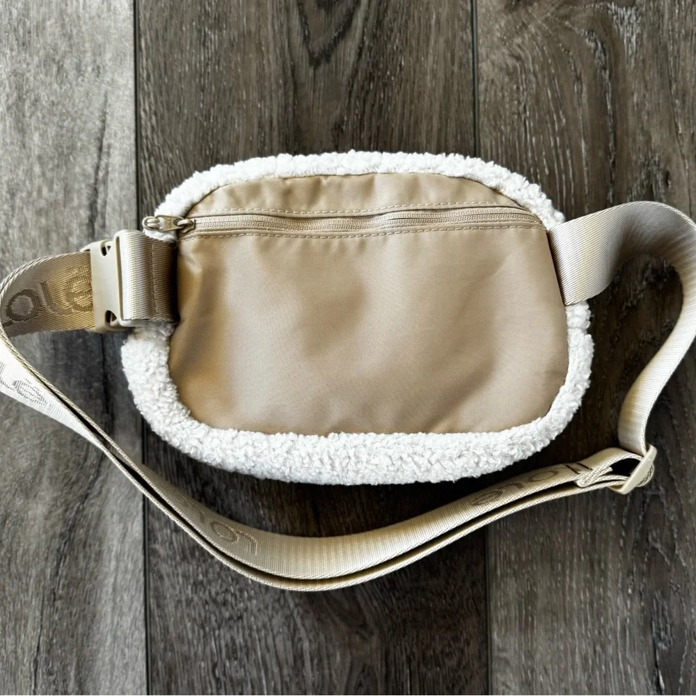 Lolë Crossbody Bag Cream / Tan Sherpa Unisex Belt Bag Adjustable Fanny Pack